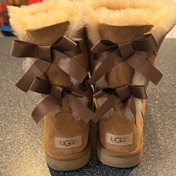 UGG Chestnut Women's Winter Boots with bows - size 7 - Picture 4 of 5